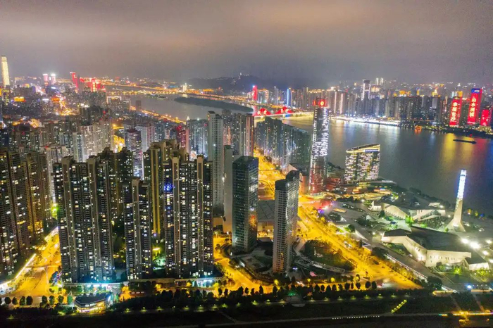 ▲夜幕下的长沙城区流光溢彩，绚丽缤纷，尽显繁华。李健 摄