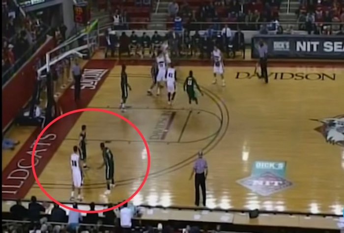 直播吧11月23日讯 熟悉库里的球迷们可能知道，库里在大学时期曾经有过一场比赛，被洛约拉马里兰大学全场双人包夹、最终自己一分未得但是戴维森学院大胜对手，网络上之前关于那场比赛的视频只有以下这个动图：