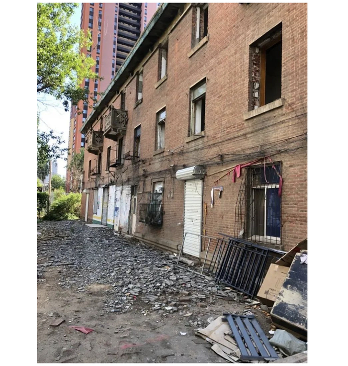 《张医生与王医生》写作过程中的田野照片。图为王医生提到的赫鲁晓夫楼。受访者供图。