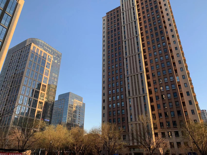 小区内景，玻璃楼为商住房，板楼为住宅楼。新京报记者 李睿阳 摄