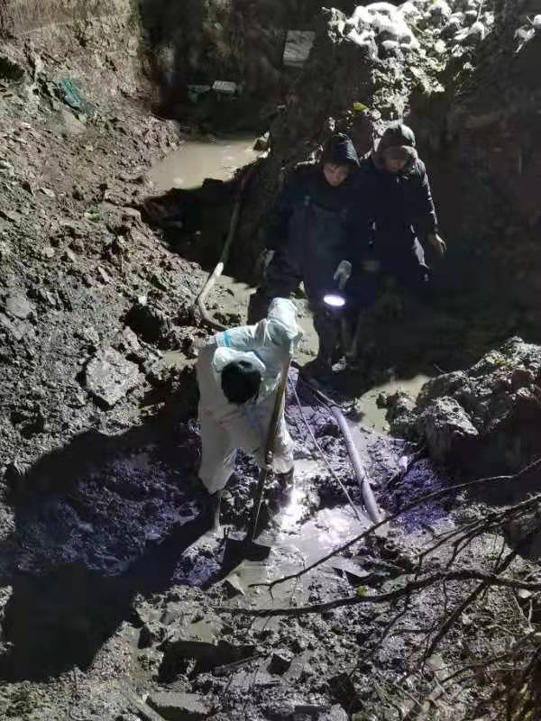 11月7日晚，小区暖气管道破裂，维修人员正在连夜抢修。受访者供图