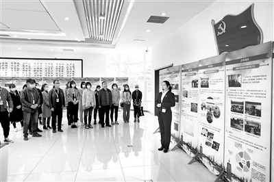 北京市通州区纪委监委持续开展监委开放日活动。图为区教育系统党员干部走进区监委，感受监察监督就在身边。 曹屾 摄