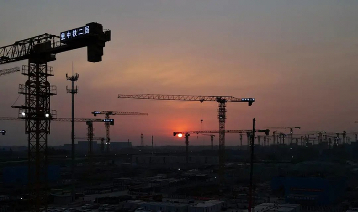 ▲晨光下的雄安新区建设现场。图/新华社发