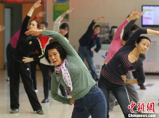 资料图：大批市民正在学习第九套广播体操。中新社发 泱波 摄
