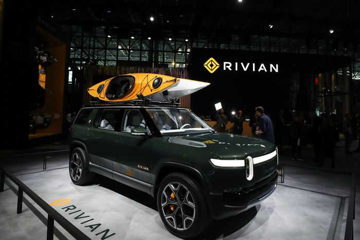 （R1S 电动SUV）