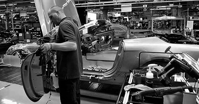 德国汽车工人在加工车门。