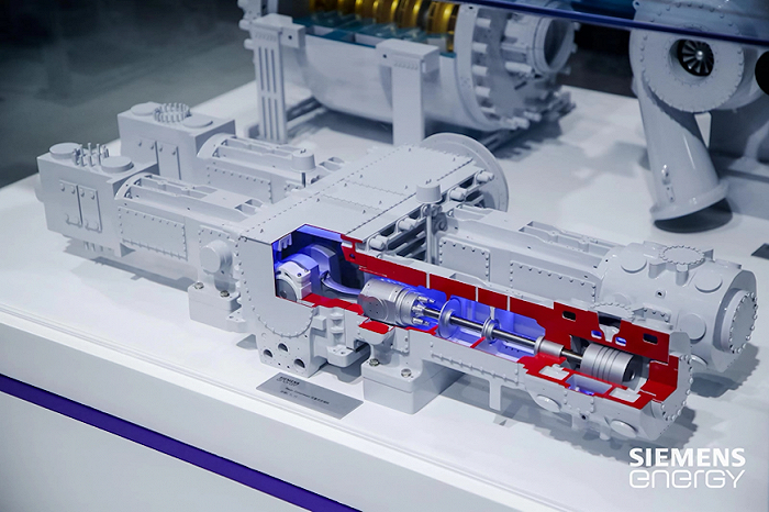 在第四届进博会期间，西门子能源工业应用展出的产品模型