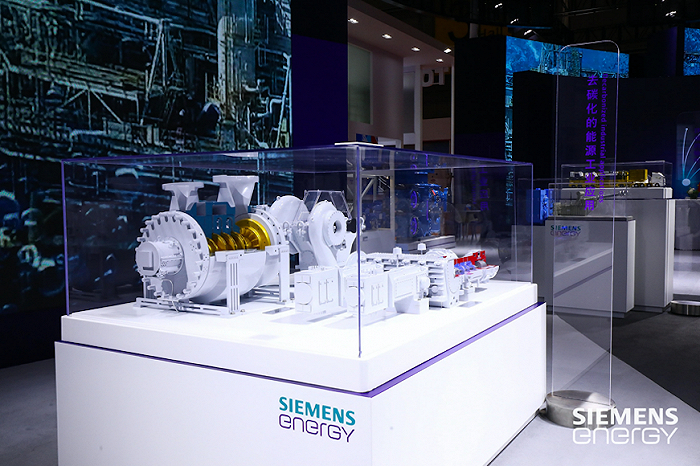 在第四届进博会期间，西门子能源工业应用展出的产品模型