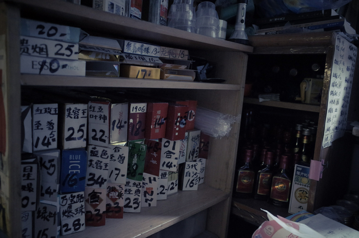 士多虽小，但空间被充分利用了起来，一切都井井有条，商品上贴满的价格，是以防只有孩子看店的时候，报错价格 &nbsp;时代周报记者 黎广/摄