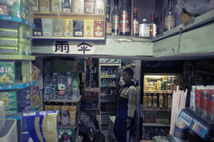 从士多的窗户往里看，百事可乐的冰箱里，也有可口可乐的贴条，这实属无奈 &nbsp;时代周报记者 黎广/摄