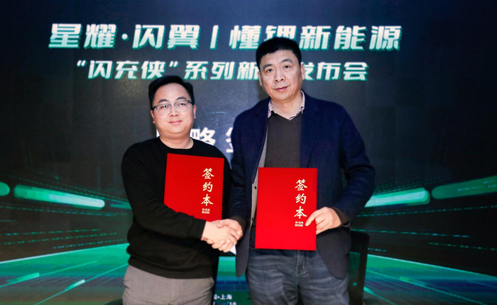 懂锂新能源常务副总经理林美阜（左）雅迪集团上海经销商总代理王兴东（右）