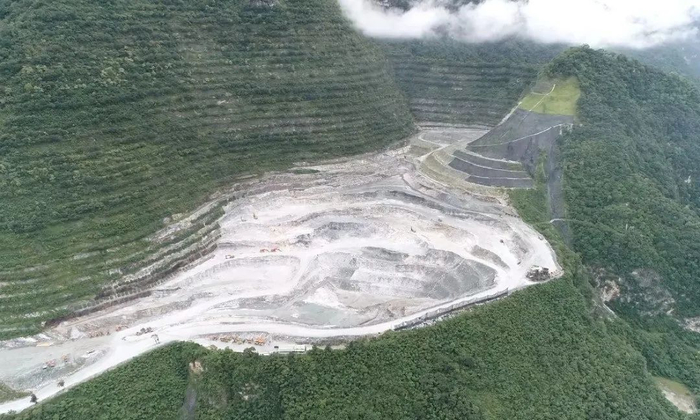 ·被越挖越深的矿山。