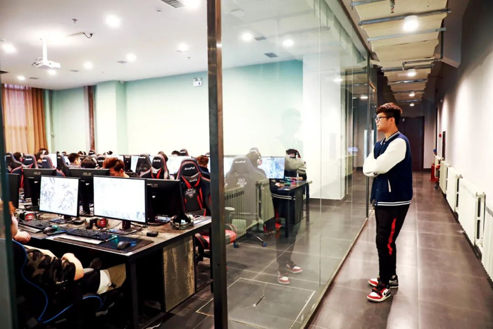 吉林省长春健康职业学院电子竞技运动与管理专业的学生，正在进行电竞专业课学习。本版图/IC