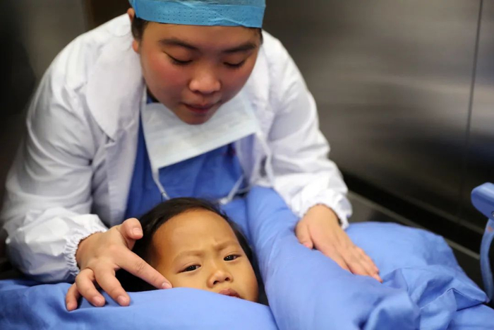 云南省阜外心血管病医院启动“寻找免费救治贫困先心病患儿”活动，先心病患儿准备进入手术室进行手术 陈飞 摄
