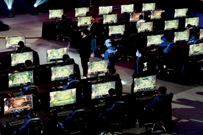 2019年12月15日，辽宁沈阳市，2019中国·沈阳英雄联盟特权网吧城市赛全国总决赛举行，选手们展开精彩对决。图/视觉中国