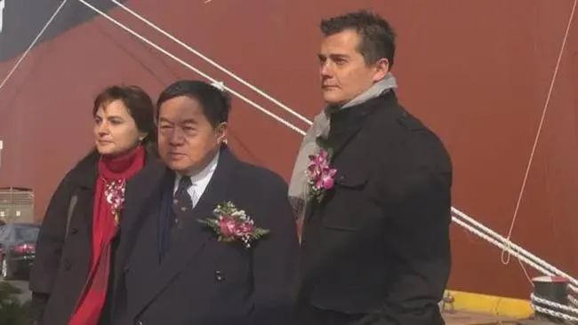 ·徐旭东（中）与儿子徐国安（右）。