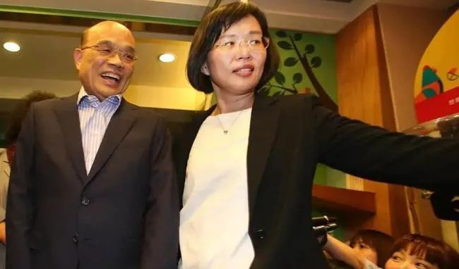 ·苏贞昌（左）与女儿苏巧慧。