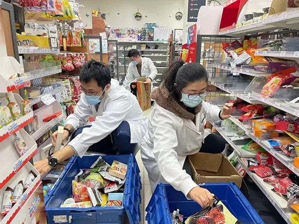 ▲瑞金医院便利店及时补货，保障供应