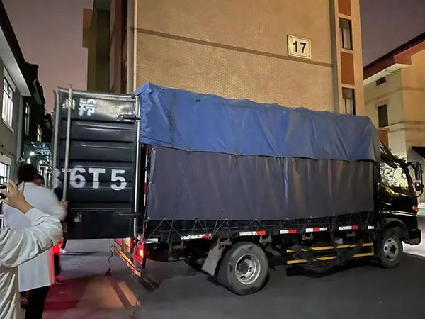 ▲在实施闭环管理后，大批被子、躺椅运送到医院，保障院内滞留人员的生活所需。