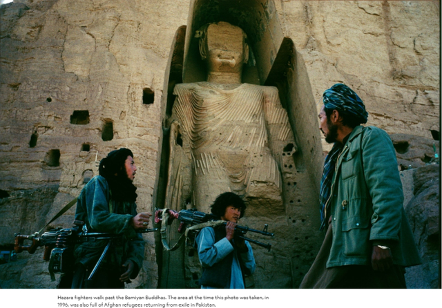 被塔利班炸毁前的巴米扬大佛。图源：《国家地理》截图
