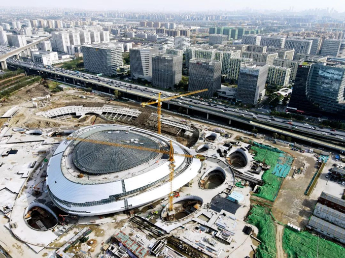  11月17日，施工中的杭州亚运会电竞馆。浙江杭州市下城区电竞场馆是中国第一座亚运会赛事标准的专业电子竞技场馆。本版图/IC