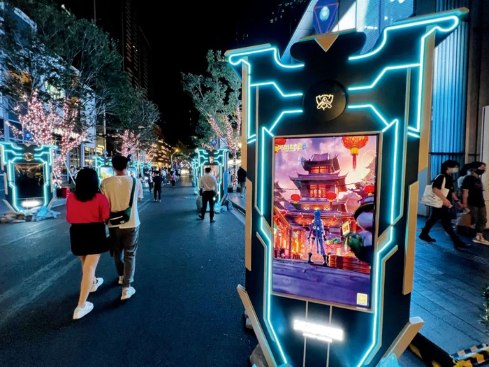  11月9日至11月21日，深圳南山区万象天地举办英雄联盟城市峡谷嘉年华，深圳万象天地化身S11深圳英雄联盟小镇，吸引大量粉丝打卡。