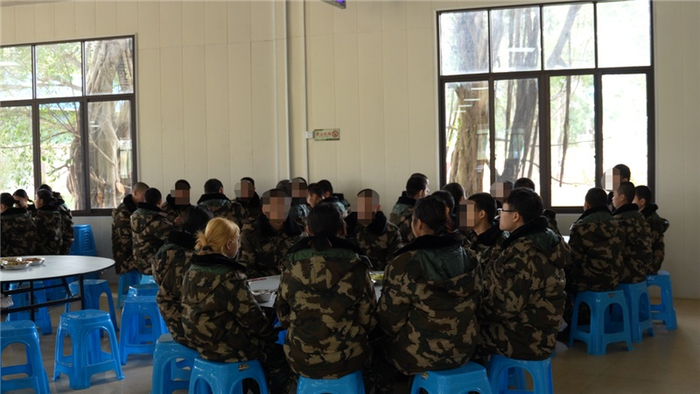 该机构学生在食堂内等待口令准备就餐（央广网发 漆洲宏摄）