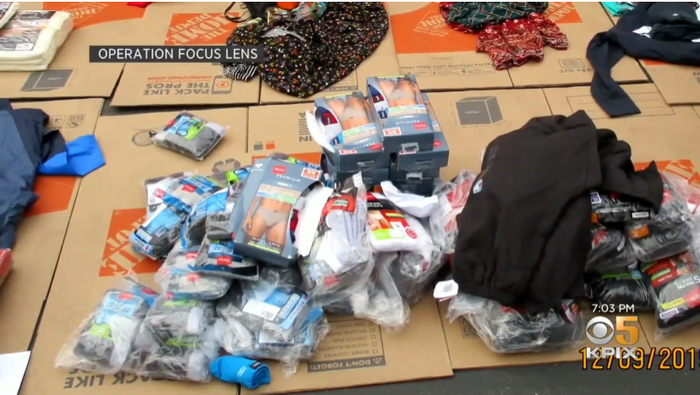 抢来的商品在街头贩卖 CBS视频截图