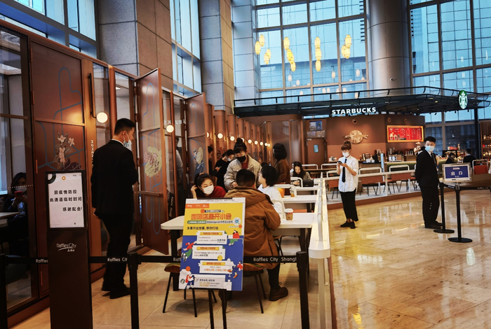 （工作日下午左侧会议室全部满员 时代周报记者摄）