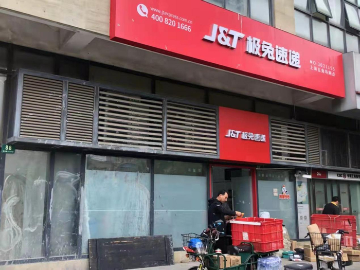 （极兔速递位于上海市的营业网点。张孙明烁/摄影）