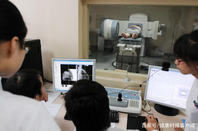 患者正在接受治疗，牛宏超摄