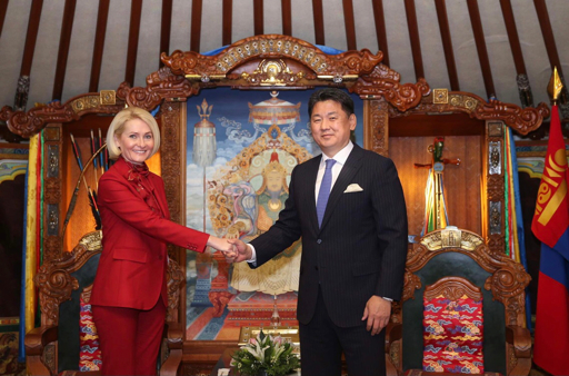 △蒙古国总统呼日勒苏赫26日会见俄罗斯联邦政府副总理维多利亚·阿布拉姆琴科（图片来源：蒙古国总统办公厅官网）