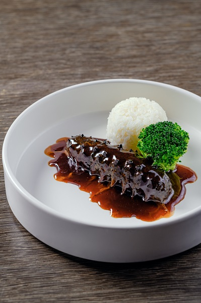 图说：葱烤辽参配香米饭