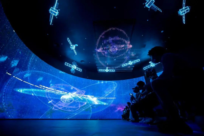 游客在北斗展厅内观看视频