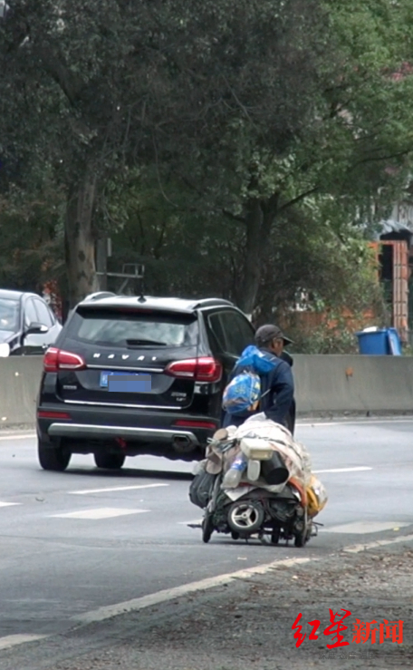 　李元怀拉着车一路前行