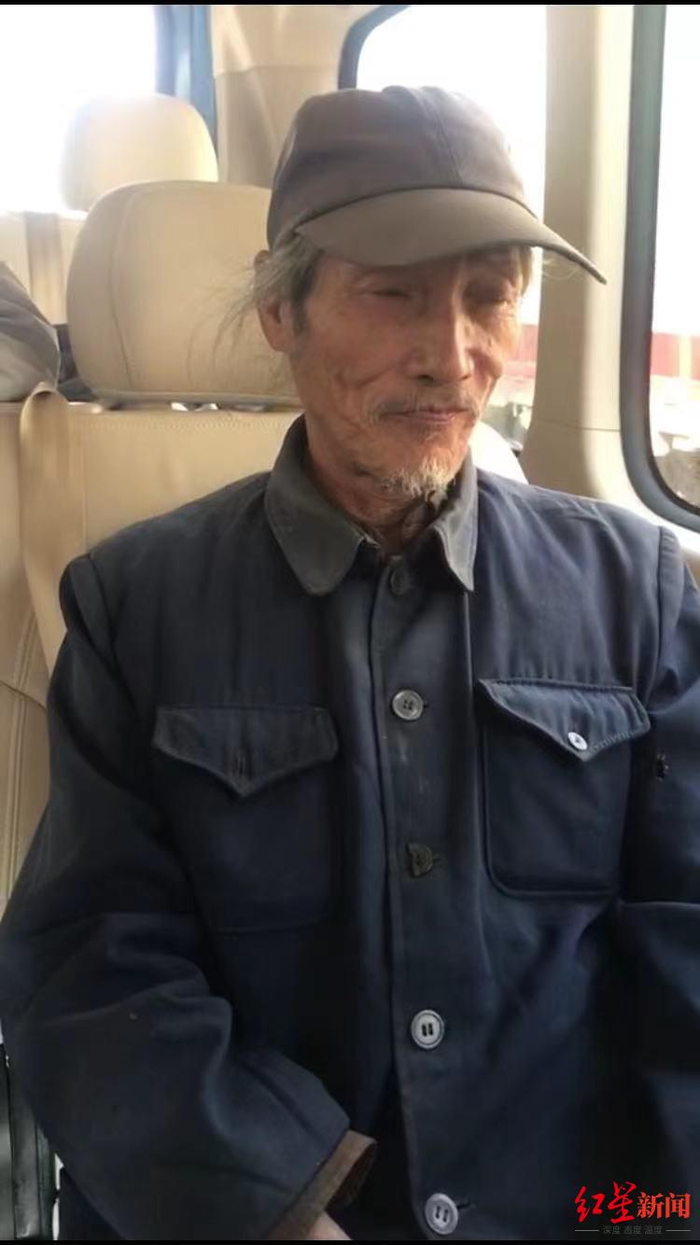 李元怀坐上前来接他的车，出发回家