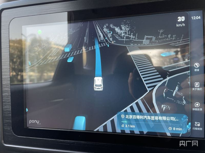 后排乘客可以观看汽车行驶情况（总台央广记者 任梦岩 摄）