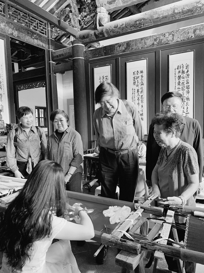     在潮州古城内的李淑英工作室了解潮绣工艺  冯骥才工作室供图