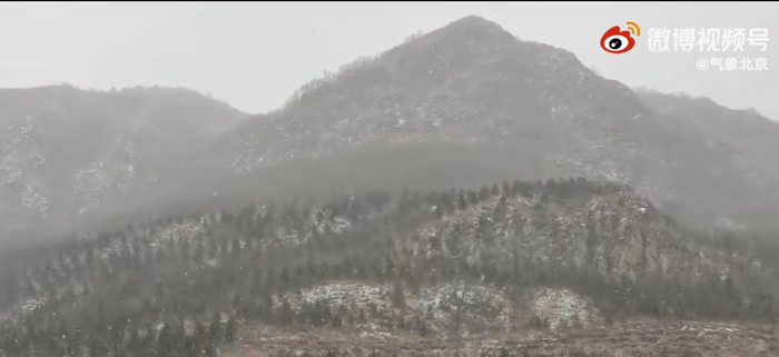 门头沟灵山飘雪。视频截图来源：北京市气象局官方微博