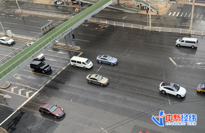 11月29日，北京城区下雨，路面湿滑。资料图。中新经纬 摄