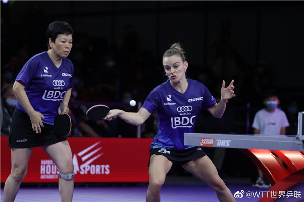 图说：倪夏莲与德努特在比赛中 官方图