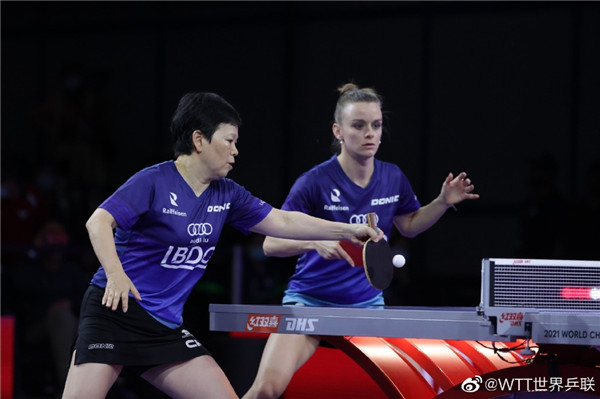 图说：倪夏莲与德努特在比赛中 官方图