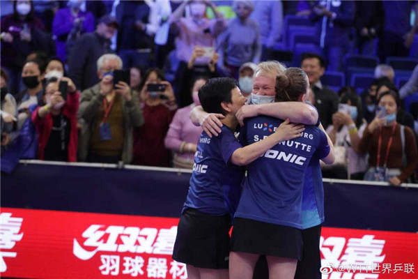 图说：三人赛前互相打气 官方图