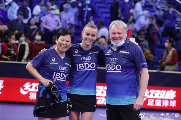 图说：倪夏莲与丈夫托米、搭档德努特 官方图