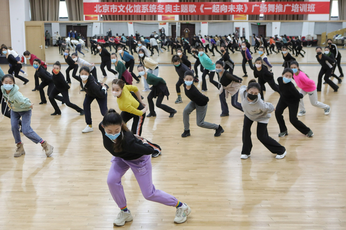 ▲学员们在老师带领下学舞蹈。 新京报记者 王嘉宁 摄