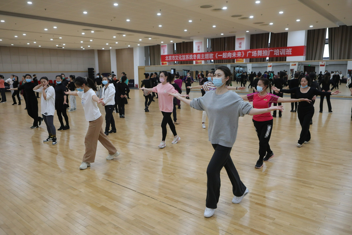 ▲学员们在老师带领下学舞蹈。 新京报记者 王嘉宁 摄