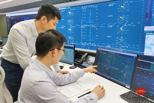 　　图为职工查看风资源测量数据