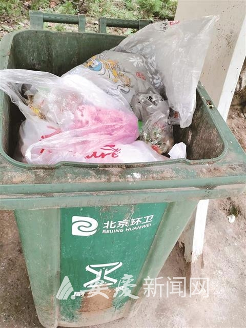 一厨余垃圾桶内被投放各种垃圾。