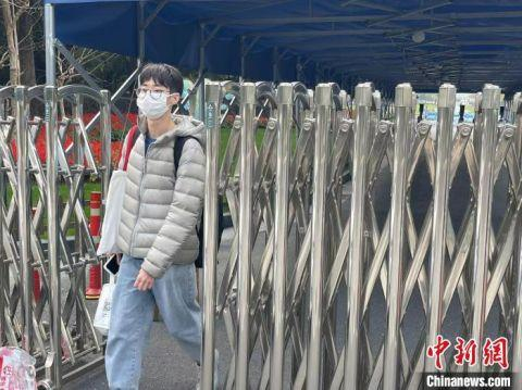 11月27日，学生离开浙大紫金港校区。　童笑雨 摄