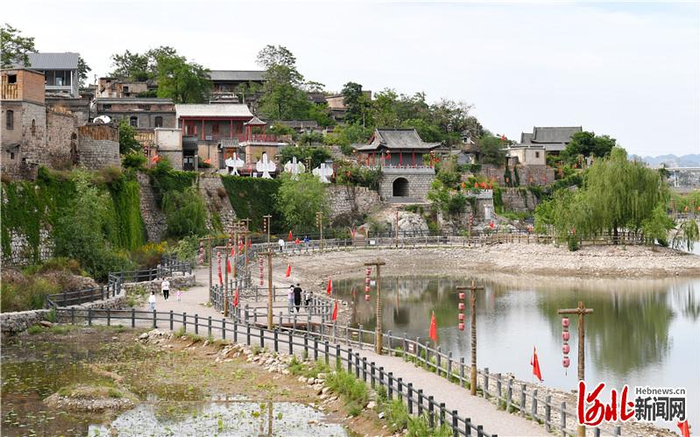 游客们在石家庄市井陉县陶瓷水镇参观游玩。 河北日报记者史晟全摄